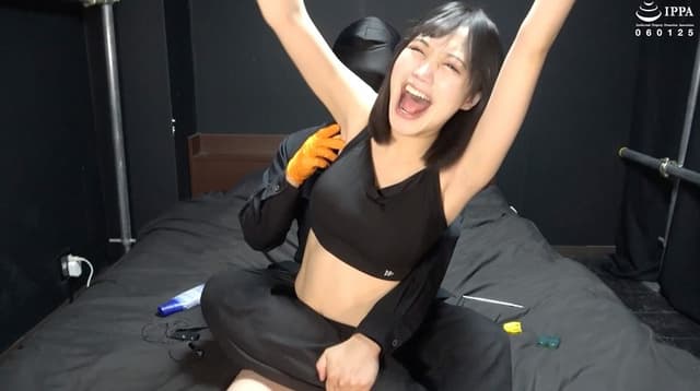 【くすぐり】「スポブラスパッツでバンザイ拘束！ 腋の下の超敏感化で笑いの向こう側へ！」WAKA-077琥珀やや 2
