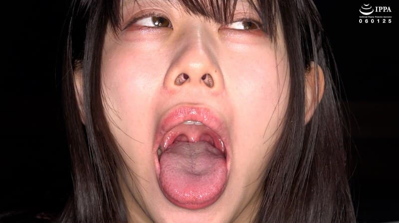【激レア】「超貴重な口内・歯・のどちんこ観察&小魚咀嚼巨大女プレイ!」甘井くるみ