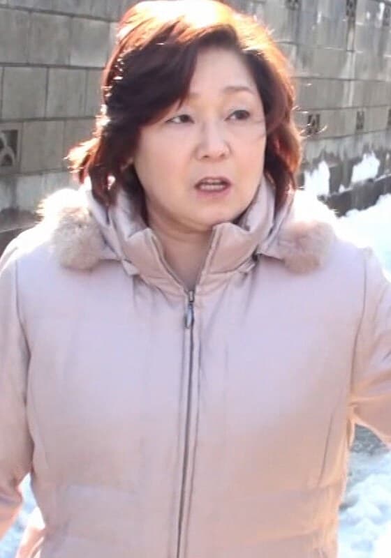 地方の農家で働く素朴な熟女を取材とナンパしてホテルに！性生活を赤裸々に語る熟女になし崩しの中出しSEX！